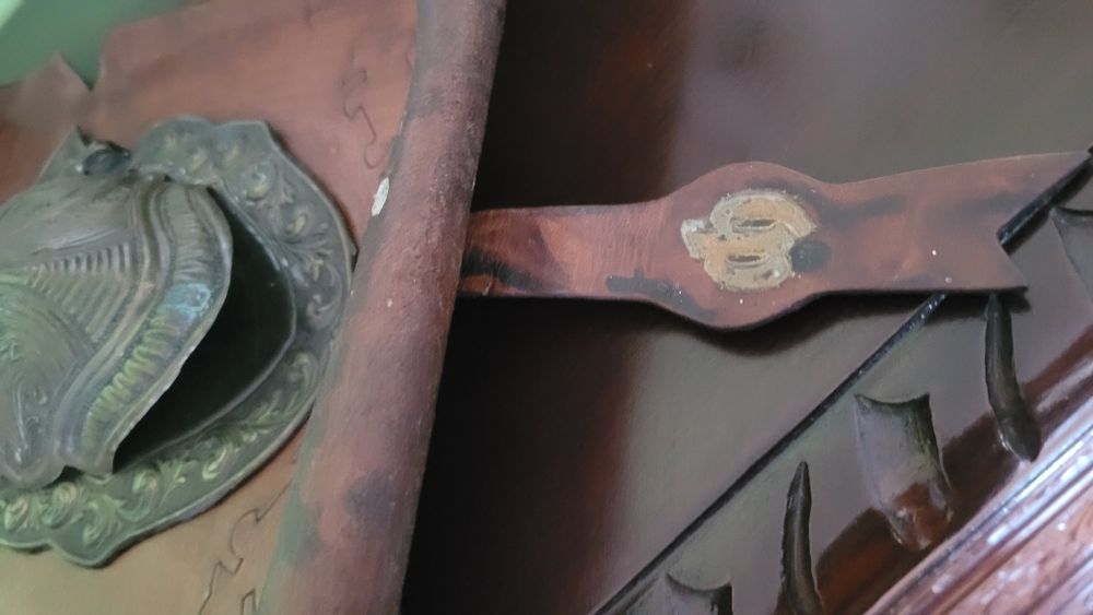 Panoplia z tarczą pancerzem i dwóch skrzyżowanych mieczy