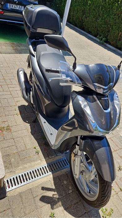 Honda SH125i + top case