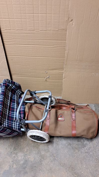 Trolley de compras e saco de alças