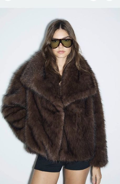 Шуба шоколадна Stradivarius