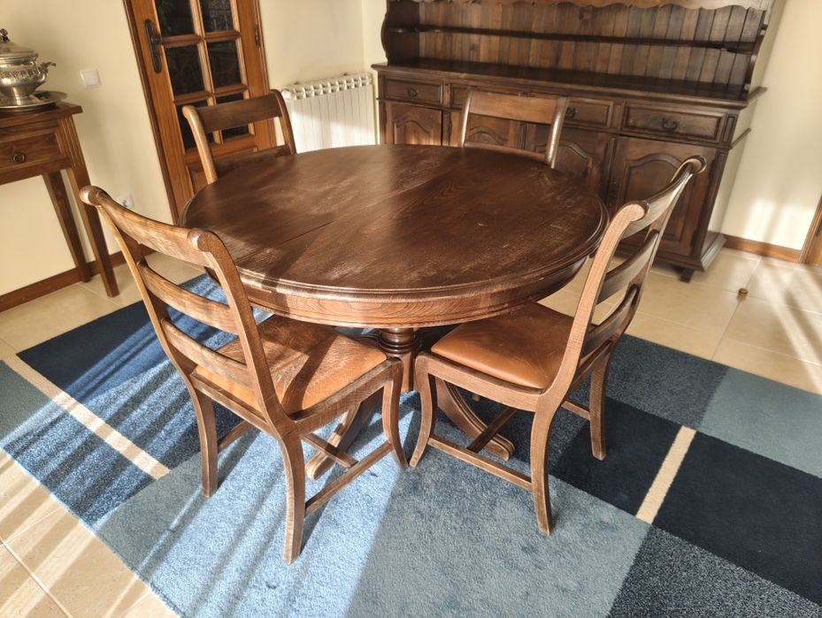 Armário com cristaleira de madeira maciça e conjunto de mesa