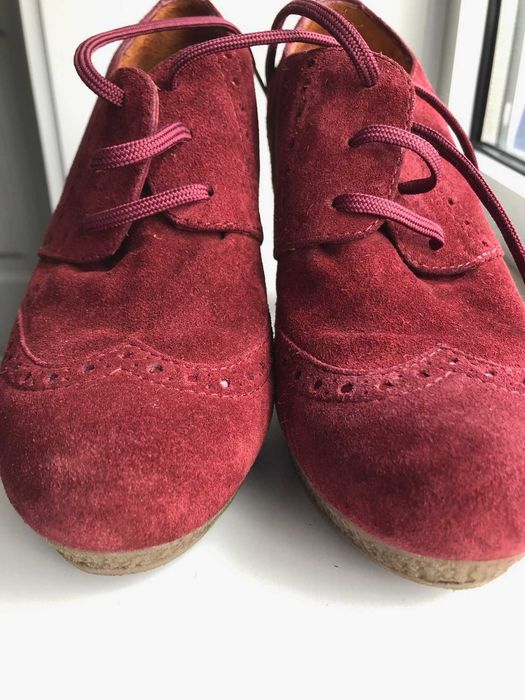 sapatos bordeaux  em camurça muito elegantes marca UNISA  36