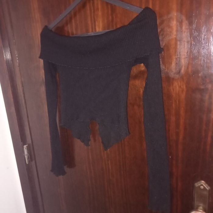 Blusa preta de manga comprida com bainha