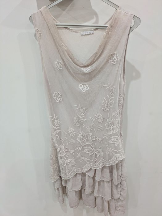 Vestido bege para senhora
