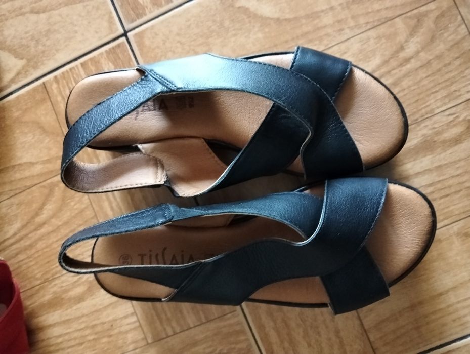 Sapatos pretos elegantes