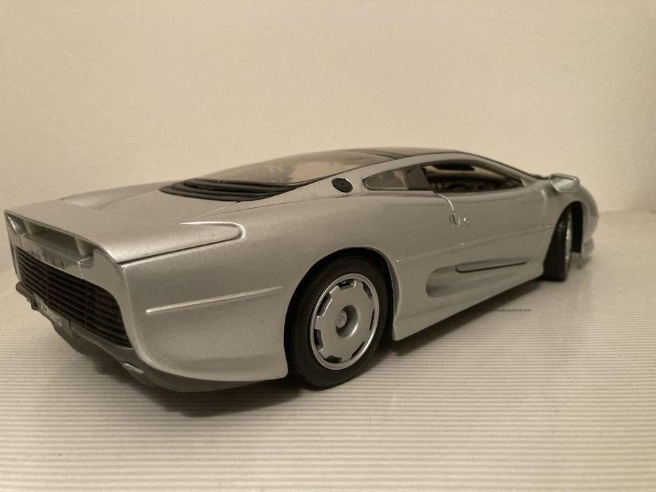 Miniatura Jaguar XJ220 - 1:18 Maisto