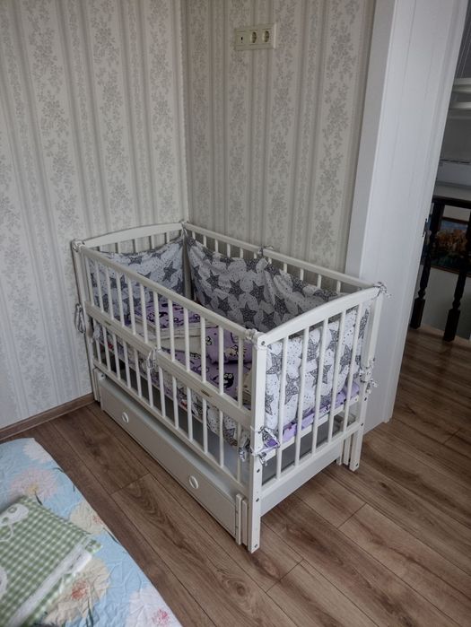 Ліжечко з маятниковим механізмом