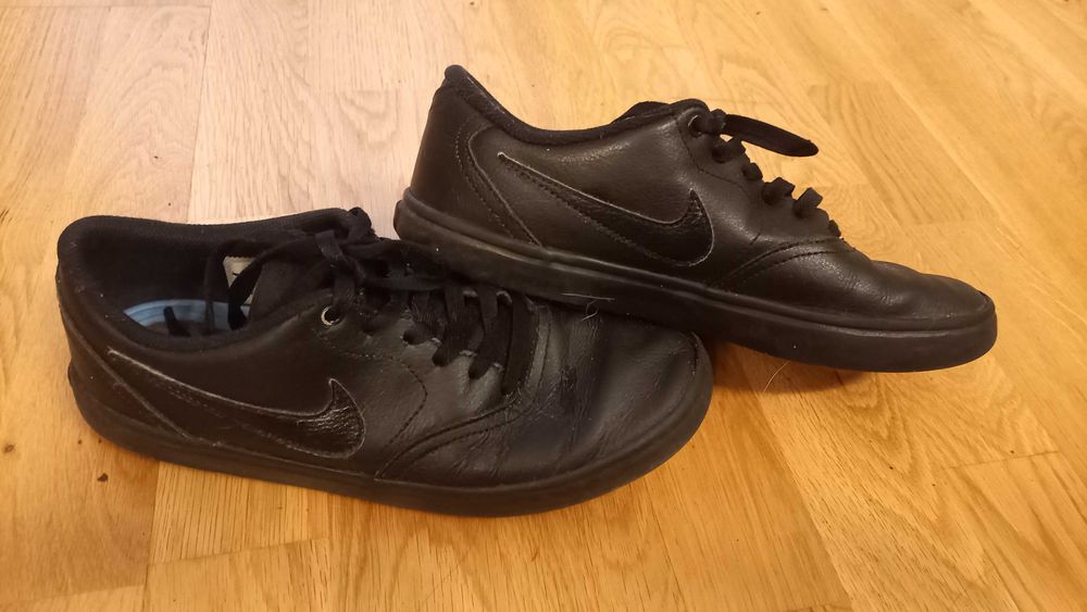 Skórzane sneakersy Nike czarne r. 42