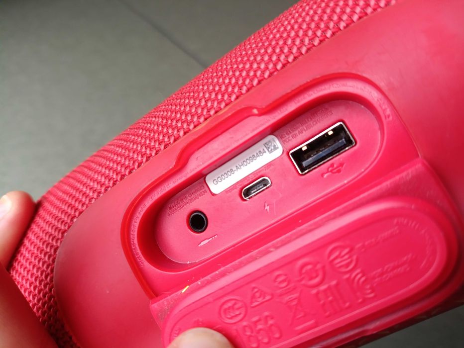 портативная Bluetooth-колонка JBL Charge 3 красного цвета ОРИГИНАЛ
