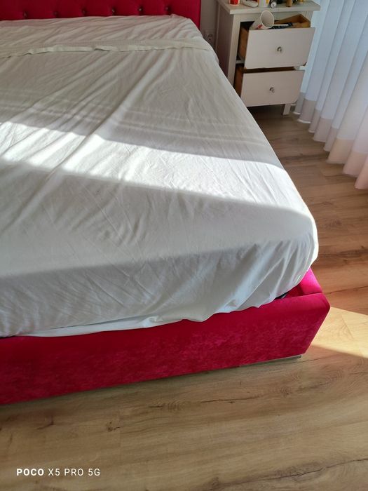 Cama de casal em bom estado