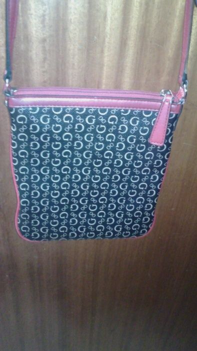 Mini Carteira / mala de Tiracolo Guess vermelha e preta