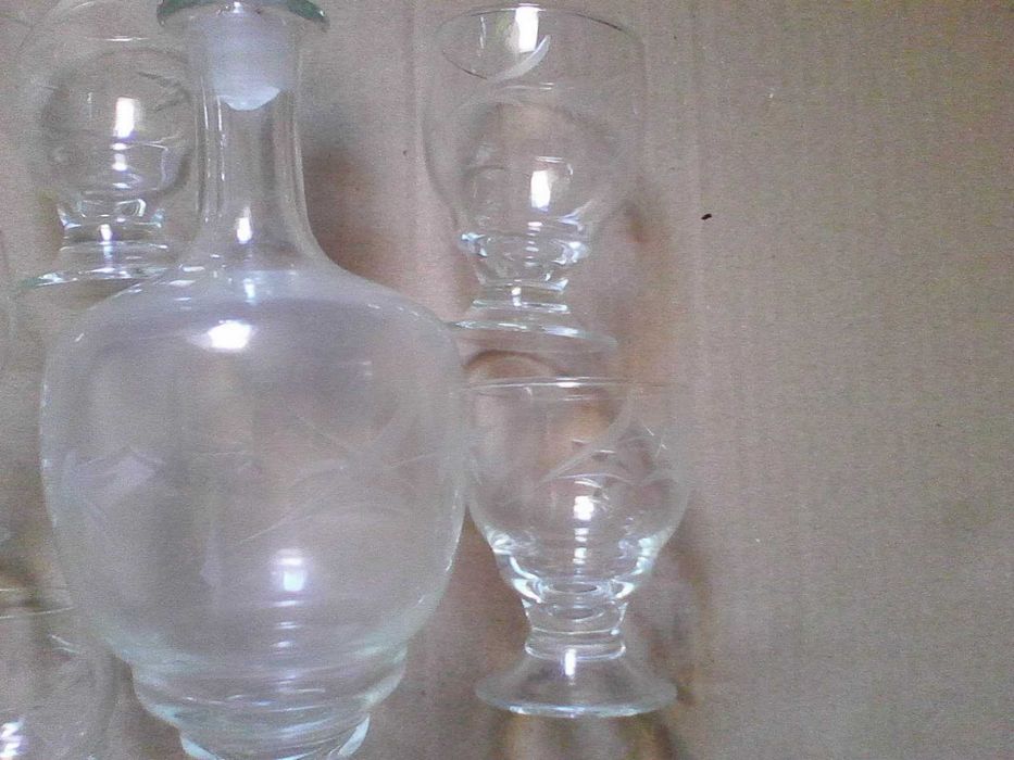 Garrafa antiga com copos