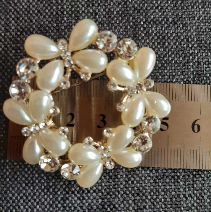 Broszka z białymi perełkami
