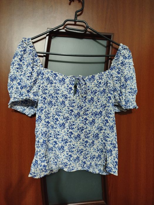 Biało niebieska bluzka kwiatki H&M z bufkami carmen M 36/38