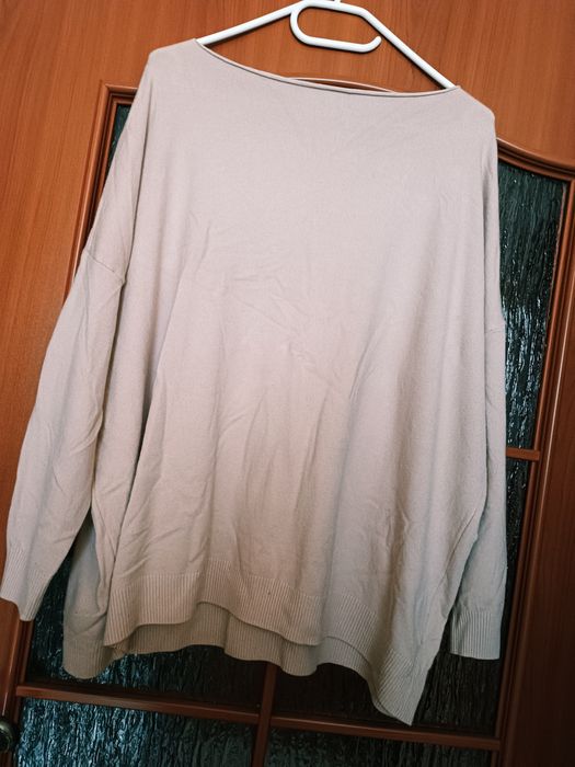 Sweterek beżowy z ozdobnymi kamieniami