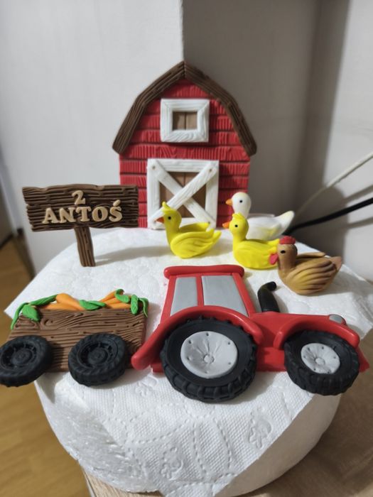 Figurki farma z masy cukrowej