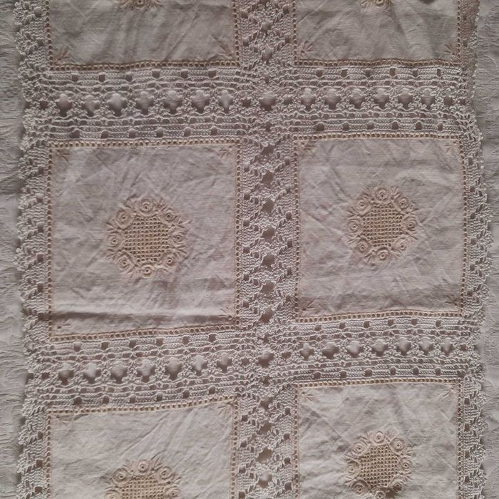 Pano Grande de Linho com Renda Branco e Bege – Enxoval Vintage (113x44,5 cm)