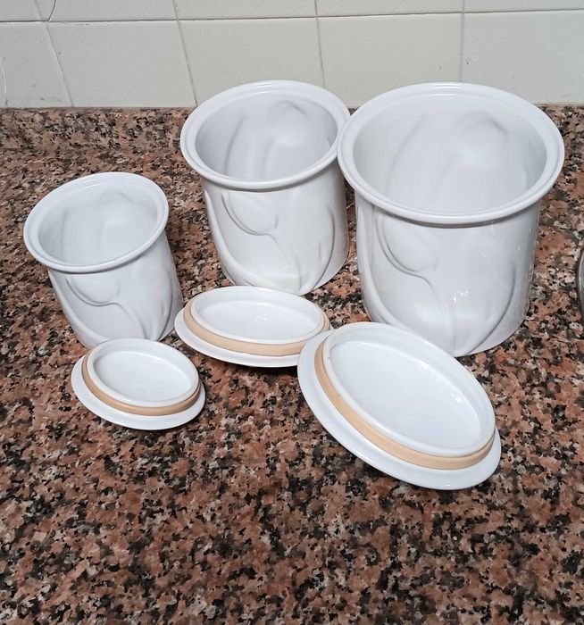 Tês caixas cilíndricas de cerâmica, com tampas