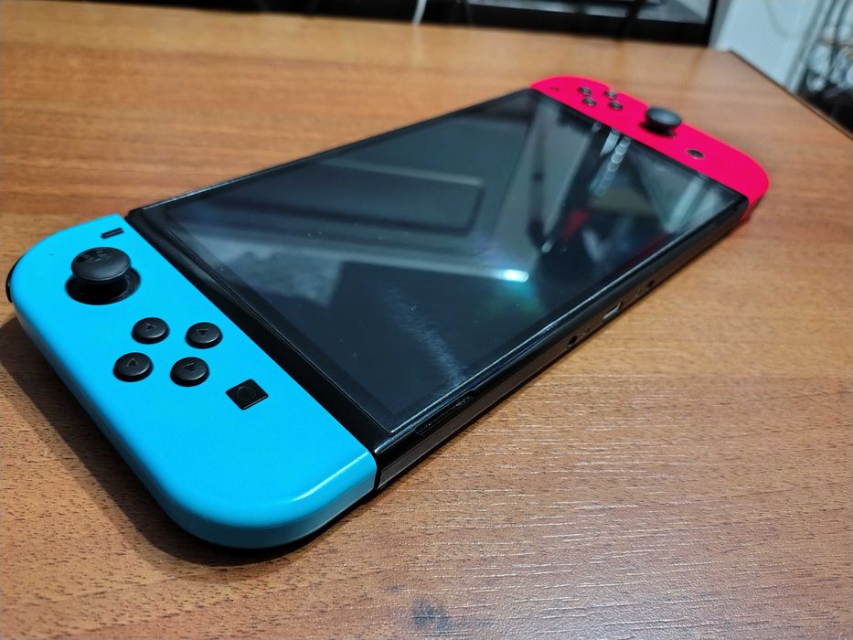 Idealny Nintendo Switch OLED wielokolorowy + szkło