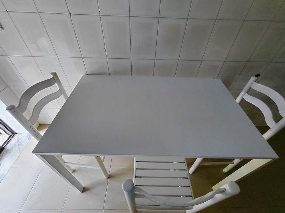 Mesa IKEA + cadeiras