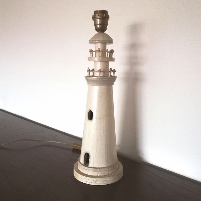 Candeeiro de mesa Farol, em madeira