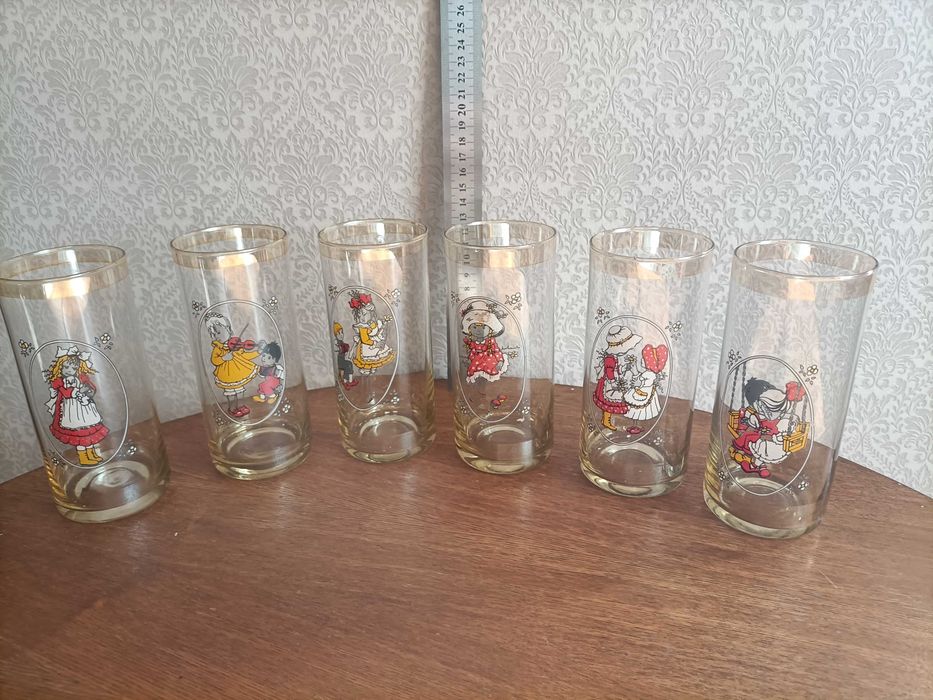 Стаканы с девочками