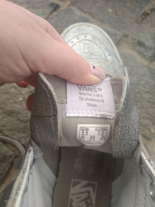 серебристые кроссовки Vans