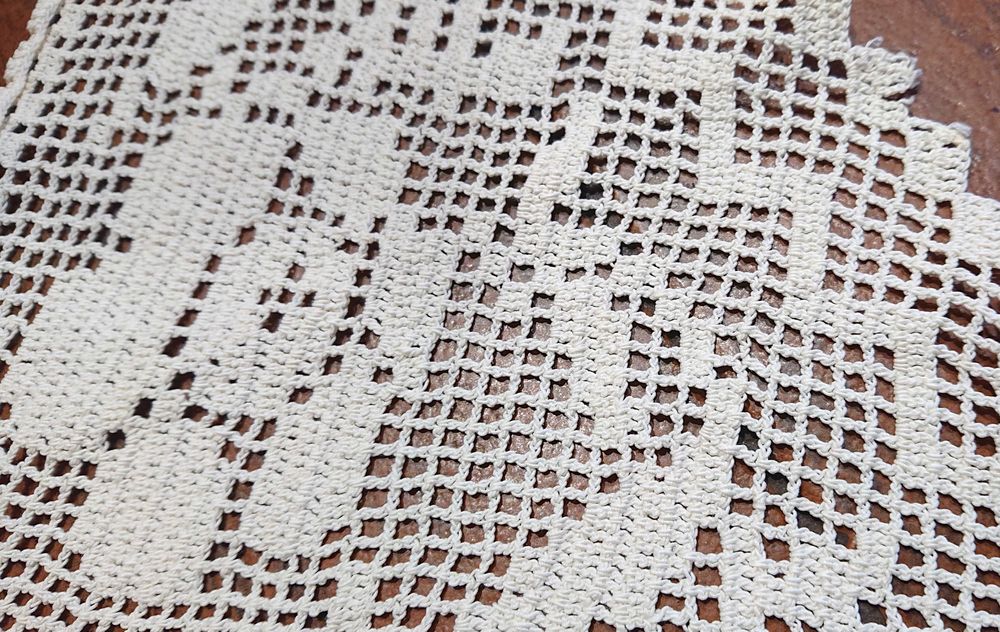 Trójkątne serwety, chyba dekoracja do okna lub kredensu - 4 sztuki