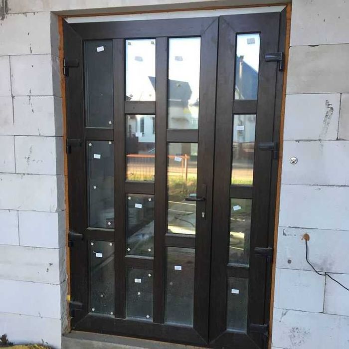 Металопластикові вікна та двері в сарай, вуличний туалет Коломия