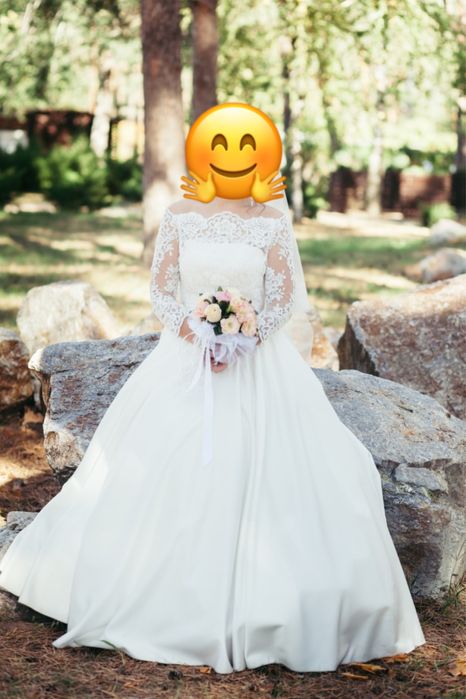 Весільна сукня з підʼюпником