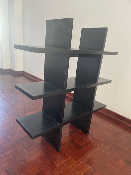 Estante preta com 3 prateleiras