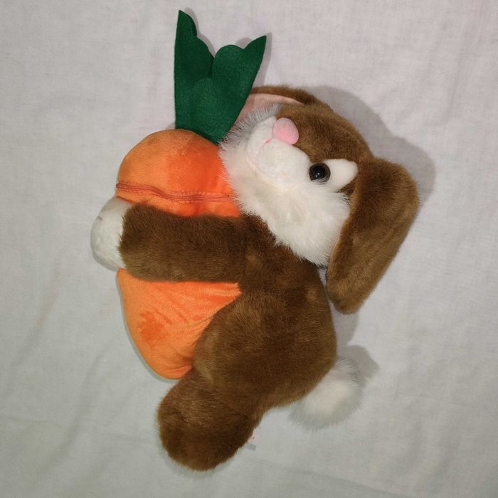Maskotka Królik Króliczek z marchewką 45 cm