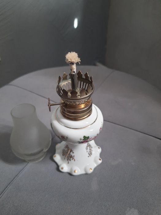 Stylowa lampka naftowa.