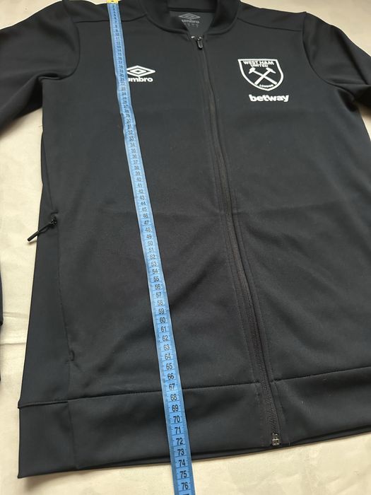 Чорна презентаційна куртка umbro west ham united сезону 2023-2024 рокі