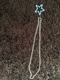 colar cinzento com estrela azul