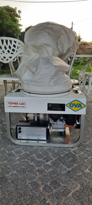 Gerador 220 voltes com luz iluminação urgente