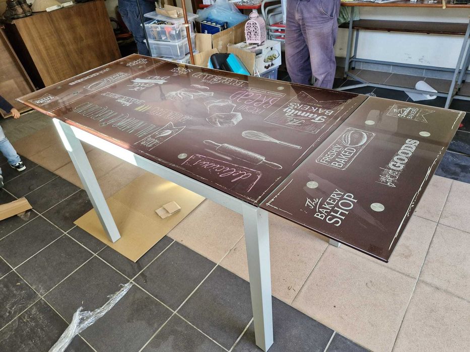 Mesa de cozinha com tampo de vidro e extensível