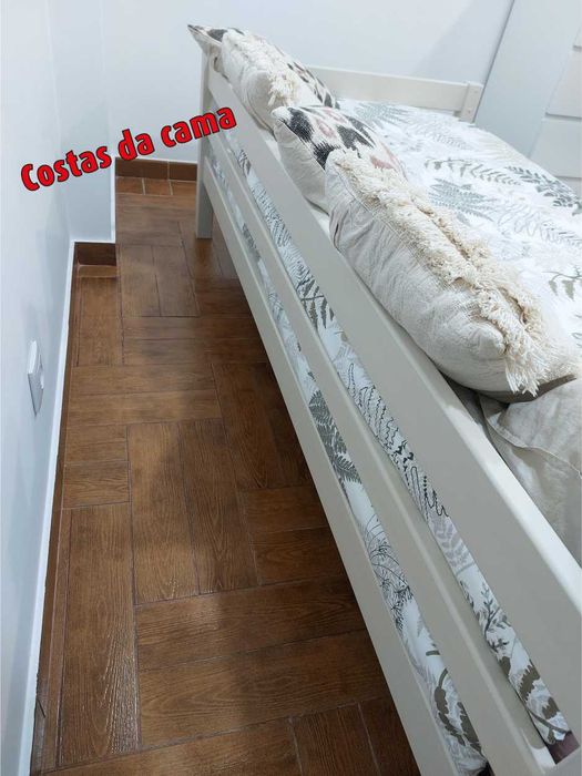 Cama individual branca com gavetão de arrumação