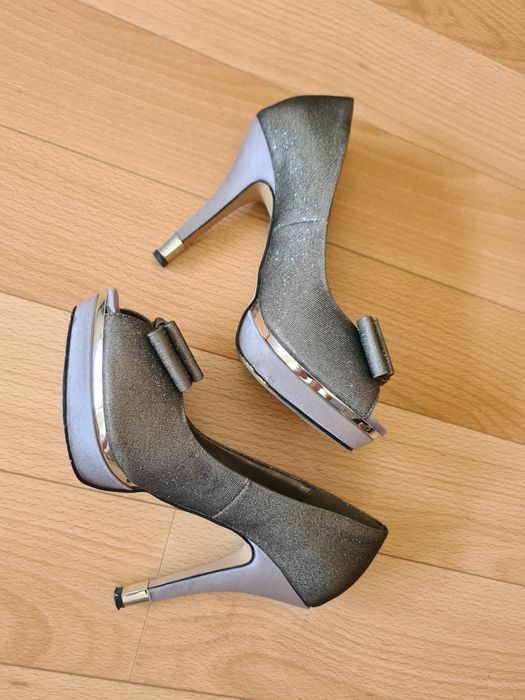 Sapatos de salto alto