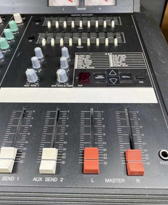 Mesa Amplificada - Yamaha EMX 2150 (8 canais XLR)