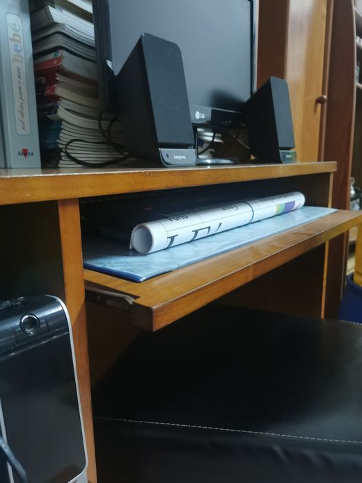 Estante com secretária