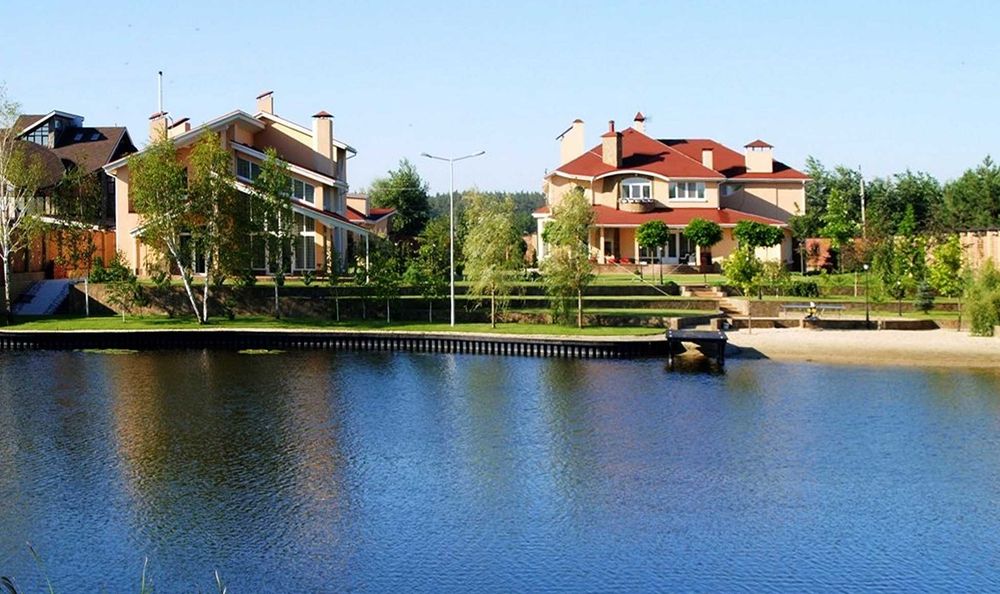 Конча-Заспа, Усадьба на берегу реки(3 дома,490+230+221), 50 соток.