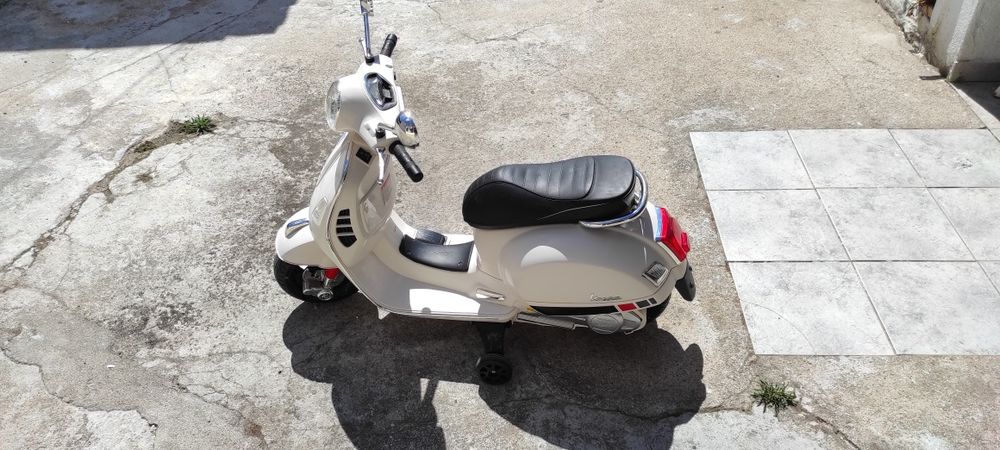 Vespe eléctrica criança