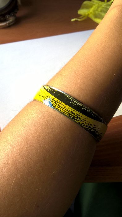 Pulseira amarela e preta NOVA (portes incluídos)