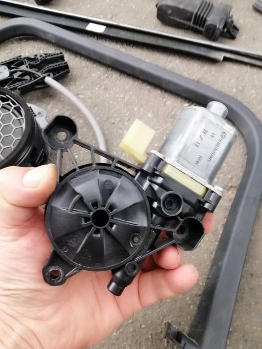 Моторчик стеклоподъёмника задний лівий ручка двери Audi A3 єтрон