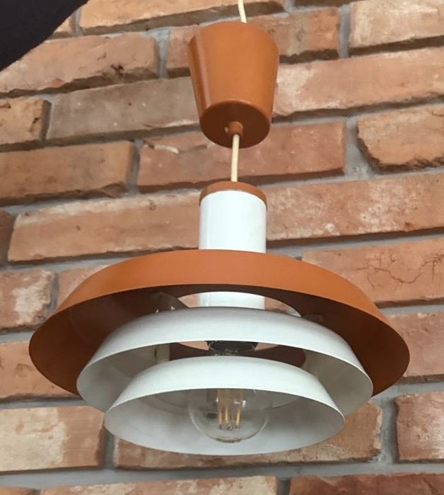 Pomarańczowo-biała lampa wisząca w stylu vintage