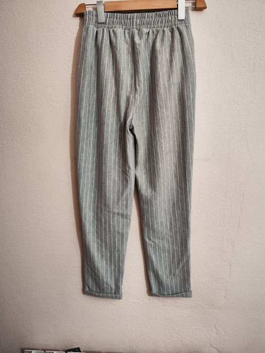 Calças cinza às riscas brancas XS da Stradivarius