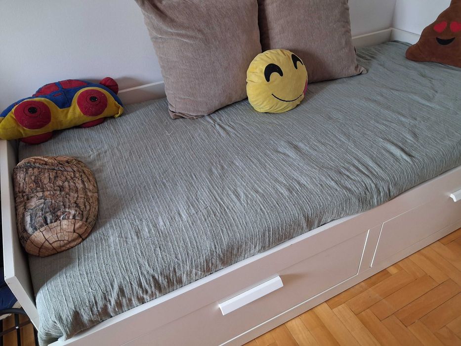 Cama branca 90x190cm.