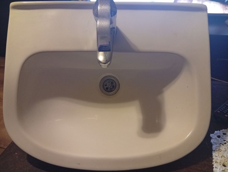 Zlew łazienkowy z kraanem sprawnym