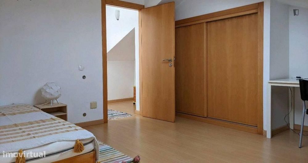 Quarto - localizado em Carcavelos Lisbon